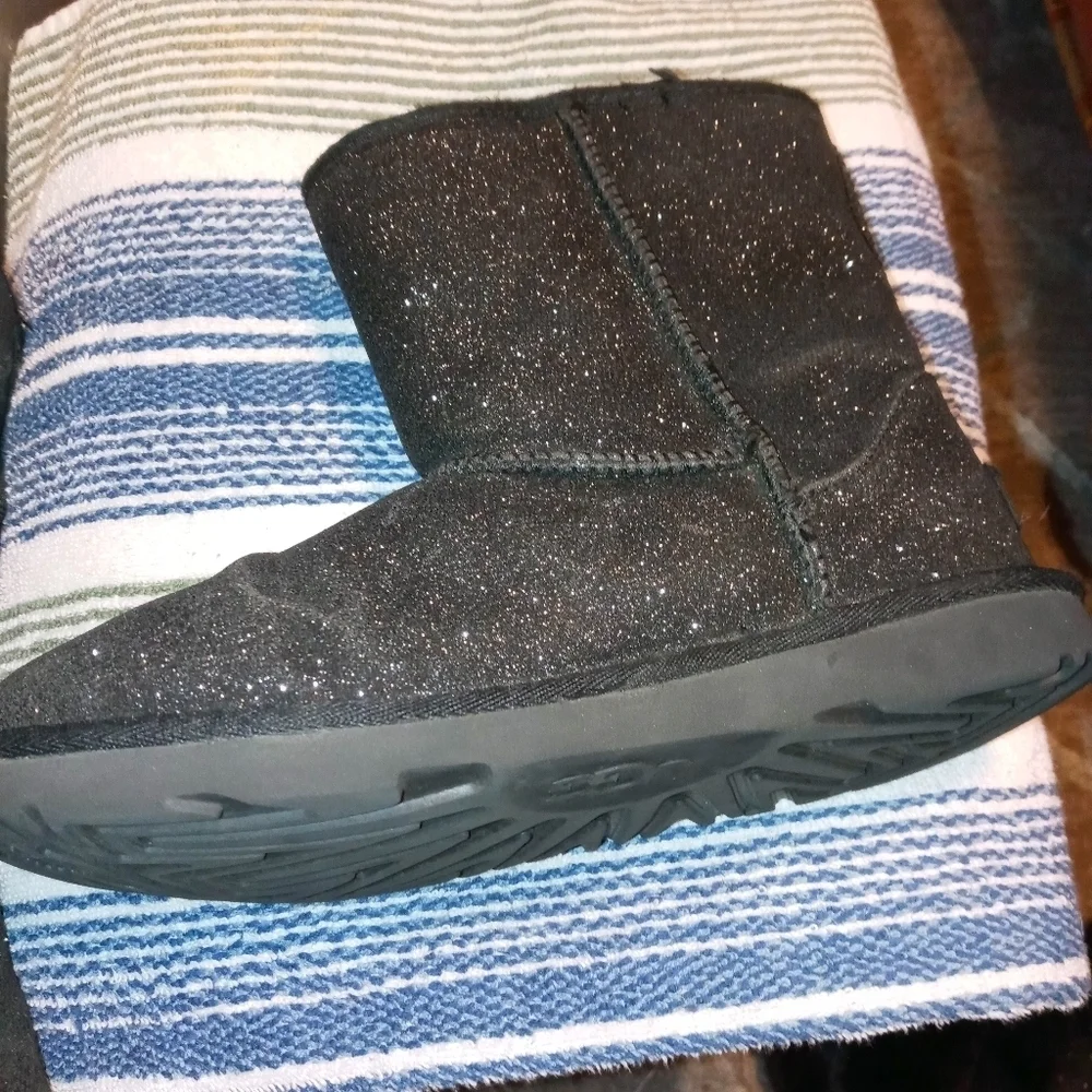 UGG CLASSIC II SHORT BLACK GLITTER GIRLS 4 FAUX FUR LINED PULL ON WINTER BOOTS